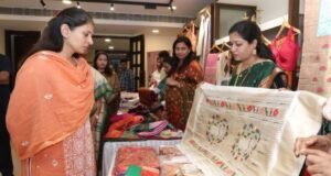 गुढीपाडव्यानिमित्ताने नवी दिल्लीतील महाराष्ट्र सदन येथे आयोजित करण्यात आलेल्या चार दिवसीय महाराष्ट्र साडी प्रदर्शनाचा सोमवारी समारोप झाला.