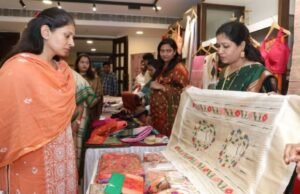 गुढीपाडव्यानिमित्ताने नवी दिल्लीतील महाराष्ट्र सदन येथे आयोजित करण्यात आलेल्या चार दिवसीय महाराष्ट्र साडी प्रदर्शनाचा सोमवारी समारोप झाला.