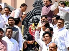 राज्याचा अर्थसंकल्प सादर करण्यापूर्वी मुख्यमंत्री देवेंद्र फडणवीस यांनी आज विधान भवन परिसरातील छत्रपती शिवाजीमहाराज यांच्या सिंहासनारुढ पुतळ्याला पुष्पहार अर्पण करुन अभिवादन केले.