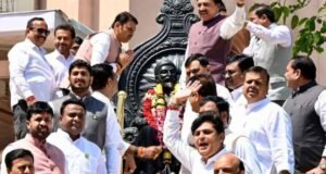 राज्याचा अर्थसंकल्प सादर करण्यापूर्वी मुख्यमंत्री देवेंद्र फडणवीस यांनी आज विधान भवन परिसरातील छत्रपती शिवाजीमहाराज यांच्या सिंहासनारुढ पुतळ्याला पुष्पहार अर्पण करुन अभिवादन केले.