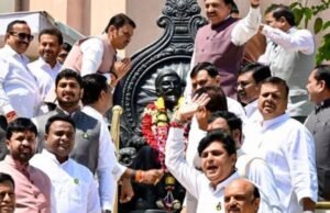 राज्याचा अर्थसंकल्प सादर करण्यापूर्वी मुख्यमंत्री देवेंद्र फडणवीस यांनी आज विधान भवन परिसरातील छत्रपती शिवाजीमहाराज यांच्या सिंहासनारुढ पुतळ्याला पुष्पहार अर्पण करुन अभिवादन केले.