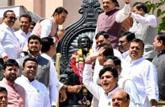राज्याचा अर्थसंकल्प सादर करण्यापूर्वी मुख्यमंत्री देवेंद्र फडणवीस यांनी आज विधान भवन परिसरातील छत्रपती शिवाजीमहाराज यांच्या सिंहासनारुढ पुतळ्याला पुष्पहार अर्पण करुन अभिवादन केले.