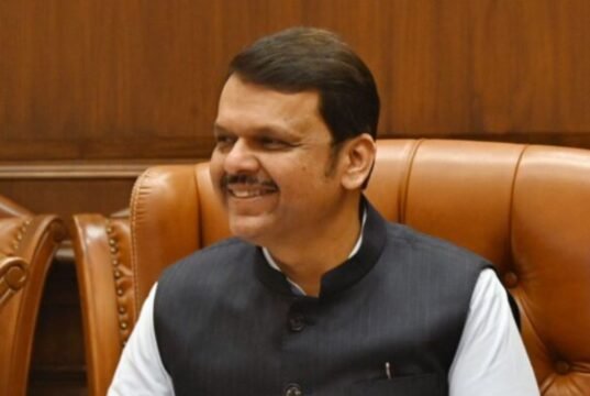 कांदा उत्पादकांच्या मदतीसाठी सचिव स्तरीय समितीने उपाययोजना करावी – मुख्यमंत्री देवेंद्र फडणवीस