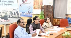 विकासकामांना गती देण्यासाठी प्रशासनाने अधिक जबाबदारीने कार्य करावे – विभागीय आयुक्त जितेंद्र पापळकर