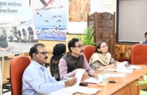 विकासकामांना गती देण्यासाठी प्रशासनाने अधिक जबाबदारीने कार्य करावे – विभागीय आयुक्त जितेंद्र पापळकर
