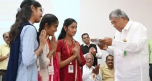 महिला दिनी पालकमंत्री चंद्रकांत पाटील यांच्याकडून विद्यार्थिनींचे औक्षण करून स्त्रीशक्तीचा अनोखा सन्मान