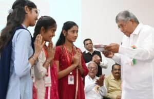 महिला दिनी पालकमंत्री चंद्रकांत पाटील यांच्याकडून विद्यार्थिनींचे औक्षण करून स्त्रीशक्तीचा अनोखा सन्मान