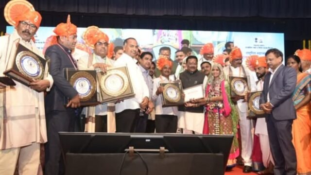 The 'Father of the Nation Mahatma Gandhi State Level Addiction De-Addiction Service Award' distribution ceremony for the five years 2020 to 2025 was held at Yashwantrao Chavan Pratishthan by the Department of Social Justice and Special Assistance.