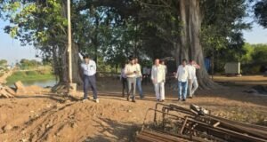 प्रकाशा गावाच्या पाणी प्रश्नावर प्रशासन सज्ज; गोमाई नदी पुलाच्या कामाचीही पाहणी