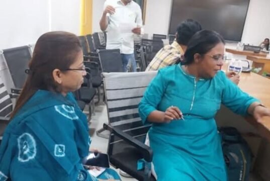 आंतरराष्ट्रीय महिला दिनाच्या पार्श्वभूमीवर जिल्हाधिकारी कार्यालय नंदुरबार येथे महिलांच्या आरोग्याबाबत जागरूकता वाढविण्यासाठी महिला आरोग्य तपासणी शिबिराचे आयोजन करण्यात आले.