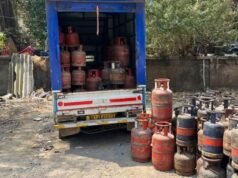 वरळी परिसरात घरगुती आणि व्यावसायिक गॅस सिलेंडरचा काळाबाजार करणाऱ्या टोळीवर शिधावाटप विभागाने धडक कारवाई करत मोठा साठा जप्त केला.