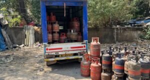 वरळी परिसरात घरगुती आणि व्यावसायिक गॅस सिलेंडरचा काळाबाजार करणाऱ्या टोळीवर शिधावाटप विभागाने धडक कारवाई करत मोठा साठा जप्त केला.