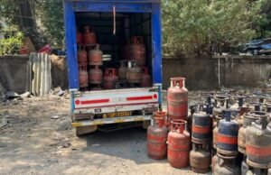 वरळी परिसरात घरगुती आणि व्यावसायिक गॅस सिलेंडरचा काळाबाजार करणाऱ्या टोळीवर शिधावाटप विभागाने धडक कारवाई करत मोठा साठा जप्त केला.