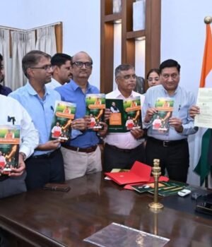 देवेंद्र फडणवीस यांच्या हस्ते महाराष्ट्र शासनाच्या आर्थिक वर्ष २०२६-२७ साठी सादर केलेल्या अर्थसंकल्पामध्ये विदर्भासाठी करण्यात आलेल्या तरतुदींवर आधारित घडी पुस्तिकेचे प्रकाशन करण्यात आले.