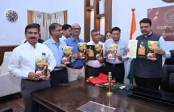 देवेंद्र फडणवीस यांच्या हस्ते महाराष्ट्र शासनाच्या आर्थिक वर्ष २०२६-२७ साठी सादर केलेल्या अर्थसंकल्पामध्ये विदर्भासाठी करण्यात आलेल्या तरतुदींवर आधारित घडी पुस्तिकेचे प्रकाशन करण्यात आले.