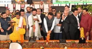 भद्रावती एमआयडीसी परिसरात न्यू एरा क्लिनटेक प्रा. लि. आणि ग्रेटा एनर्जी प्रा. लि. च्या एकात्मिक हरीत पोलाद प्रकल्पाचे भूमिपूजन मुख्यमंत्री देवेंद्र फडणवीस यांच्या हस्ते झाले.