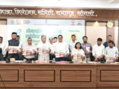 हुंडा प्रतिबंधक कायद्याची माहिती देणाऱ्या घडीपुस्तिकेचे पालकमंत्री चंद्रकांत पाटील यांच्या हस्ते प्रकाशन