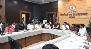 गॅस सिलिंडर, पेट्रोल व डिझेल पुरवठ्याचा पालकमंत्र्यांनी घेतला आढावा