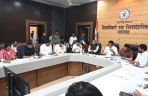 गॅस सिलिंडर, पेट्रोल व डिझेल पुरवठ्याचा पालकमंत्र्यांनी घेतला आढावा