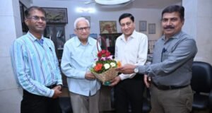 विदर्भ साहित्य संघाचे नवनिर्वाचित अध्यक्ष डॉ. गिरीष गांधी यांचे विभागीय माहिती संचालक कार्यालयाकडून अभिनंदन