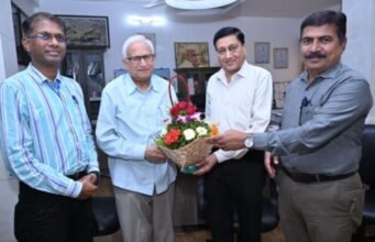 विदर्भ साहित्य संघाचे नवनिर्वाचित अध्यक्ष डॉ. गिरीष गांधी यांचे विभागीय माहिती संचालक कार्यालयाकडून अभिनंदन