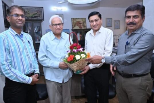 विदर्भ साहित्य संघाचे नवनिर्वाचित अध्यक्ष डॉ. गिरीष गांधी यांचे विभागीय माहिती संचालक कार्यालयाकडून अभिनंदन