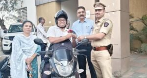 नंदुरबार जिल्ह्यात पोलीस अधिकारी/अंमलदार, विविध शासकीय अधिकारी-कर्मचारी तसेच नागरिक मोठ्या प्रमाणात हेल्मेटचा वापर करत असल्याचे दिसून येत आहे.