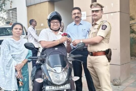 नंदुरबार जिल्ह्यात पोलीस अधिकारी/अंमलदार, विविध शासकीय अधिकारी-कर्मचारी तसेच नागरिक मोठ्या प्रमाणात हेल्मेटचा वापर करत असल्याचे दिसून येत आहे.