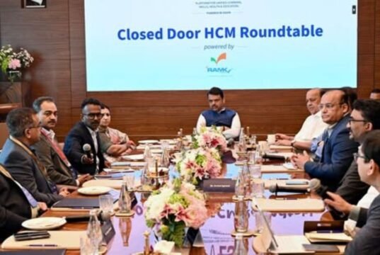 महाराष्ट्रात उद्योग सुलभतेसाठी परवानगी प्रक्रियेत मोठे बदल करण्यात आले असून ३३ परवानग्यांपैकी २० परवानग्या स्व-प्रमाणनावर (Self Certification) आणण्यात आल्या