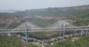 मुंबई-पुणे द्रुतगती मार्गाला पूर्णतः ‘ॲक्सेस कंट्रोल’ बनवणाऱ्या महत्त्वाच्या ‘मिसिंग लिंक’ प्रकल्पाची उपमुख्यमंत्री एकनाथ शिंदे यांनी प्रत्यक्ष स्थळी भेट देऊन पाहणी केली.