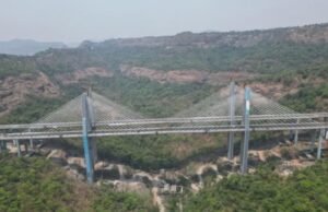 मुंबई-पुणे द्रुतगती मार्गाला पूर्णतः ‘ॲक्सेस कंट्रोल’ बनवणाऱ्या महत्त्वाच्या ‘मिसिंग लिंक’ प्रकल्पाची उपमुख्यमंत्री एकनाथ शिंदे यांनी प्रत्यक्ष स्थळी भेट देऊन पाहणी केली.