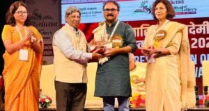 मराठी भाषेसाठी राजू बाविस्कर यांना साहित्य अकादमीचा पुरस्कार प्रदान