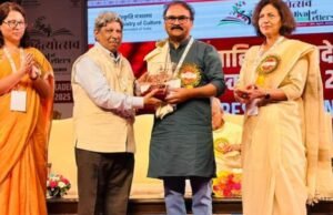 मराठी भाषेसाठी राजू बाविस्कर यांना साहित्य अकादमीचा पुरस्कार प्रदान