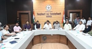 पाणी टंचाईवर मात करण्यासाठी प्रशासनाने सज्ज राहावे ; पाणी टंचाई निवारणार्थ उपाययोजनांचा पालकमंत्र्यांकडून आढावा