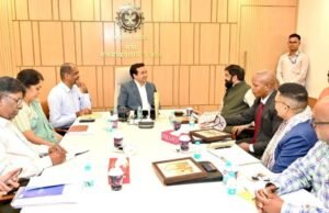 दक्षिण आफ्रिका प्रजासत्ताकाचे नवी दिल्ली येथील उच्चायुक्त प्रो. अनिल सुकलाल यांच्यासह सेड्रिक सी. क्रॉली व गेडियन लाबाने यांनी मंत्री नितेश राणे यांची मंत्रालयात भेट घेतली.