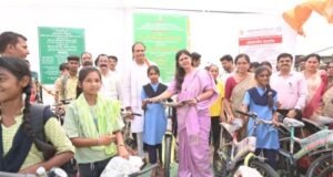 कल्याणकारी योजनांच्या माध्यमातून प्रत्येकाला विकासाच्या प्रवाहात आणण्याचा प्रयत्न