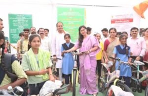 कल्याणकारी योजनांच्या माध्यमातून प्रत्येकाला विकासाच्या प्रवाहात आणण्याचा प्रयत्न