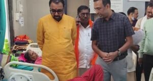 गाजीपुर अपघातग्रस्त रुग्णाची केंद्रीय राज्यमंत्री प्रतापराव जाधव यांनी घेतली भेट; तब्येतीची केली विचारपूस