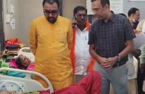 गाजीपुर अपघातग्रस्त रुग्णाची केंद्रीय राज्यमंत्री प्रतापराव जाधव यांनी घेतली भेट; तब्येतीची केली विचारपूस