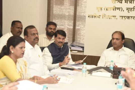राज्यभरातील शिक्षक, शिक्षकेतर कर्मचारी यांच्या विविध प्रलंबित मागण्या आणि त्यांचे प्रश्न सोडविण्यासाठी शासन सकारात्मक असल्याचे शालेय शिक्षण राज्यमंत्री डॉ. पंकज भोयर यांनी बैठकीत सांगितले.
