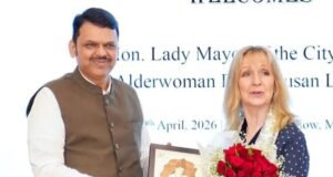 सिटी ऑफ लंडनच्या लेडी मेयर डेम सूसन लँगली तसेच यूकेच्या शिष्टमंडळाने मुख्यमंत्री देवेद्र फडणवीस यांची वर्षा निवासस्थानी सदिच्छा भेट घेतली.