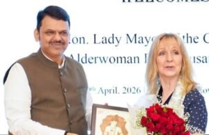 सिटी ऑफ लंडनच्या लेडी मेयर डेम सूसन लँगली तसेच यूकेच्या शिष्टमंडळाने मुख्यमंत्री देवेद्र फडणवीस यांची वर्षा निवासस्थानी सदिच्छा भेट घेतली.