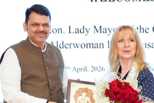 सिटी ऑफ लंडनच्या लेडी मेयर डेम सूसन लँगली तसेच यूकेच्या शिष्टमंडळाने मुख्यमंत्री देवेद्र फडणवीस यांची वर्षा निवासस्थानी सदिच्छा भेट घेतली.