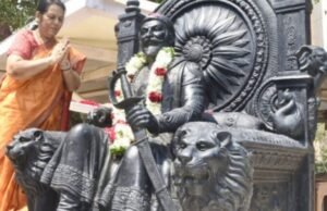 छत्रपती शिवाजी महाराज यांच्या पुण्यतिथीनिमित्त विधान भवनात आदरांजली