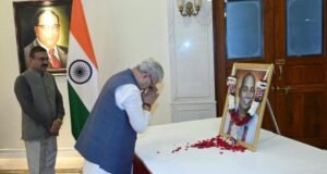 राष्ट्रसंत तुकडोजी महाराज यांना राज्यपालांचे अभिवादन