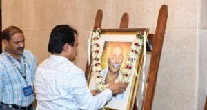 राष्ट्रसंत तुकडोजी महाराज यांना मंत्रालयात अभिवादन