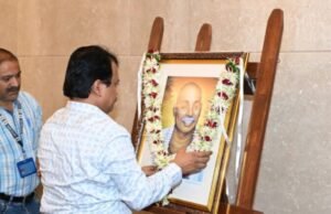 राष्ट्रसंत तुकडोजी महाराज यांना मंत्रालयात अभिवादन