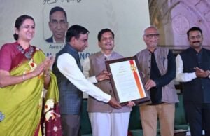 सिंगापूरच्या कौशल्य विद्यापीठाच्या धर्तीवर राज्यात रतन टाटा महाराष्ट्र राज्य कौशल्य विद्यापीठाने आगामी वर्षापर्यंत ५० ठिकाणी शाखा सुरू कराव्यात.