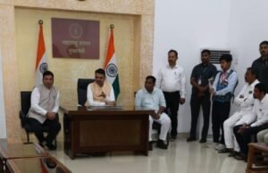 मुख्यमंत्री देवेंद्र फडणवीस यांची चामोर्शी तालुक्यातील (जि. गडचिरोली) शेतकऱ्यांच्या शिष्टमंडळाने रामगिरी निवासस्थान येथे भेट घेतली.