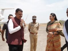 मुख्यमंत्री देवेंद्र फडणवीस यांचे ओझर विमानतळावर स्वागत
